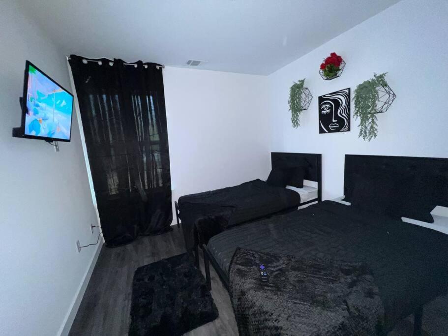 Luxurious 4 Bed 2 Bath House Near Downtown